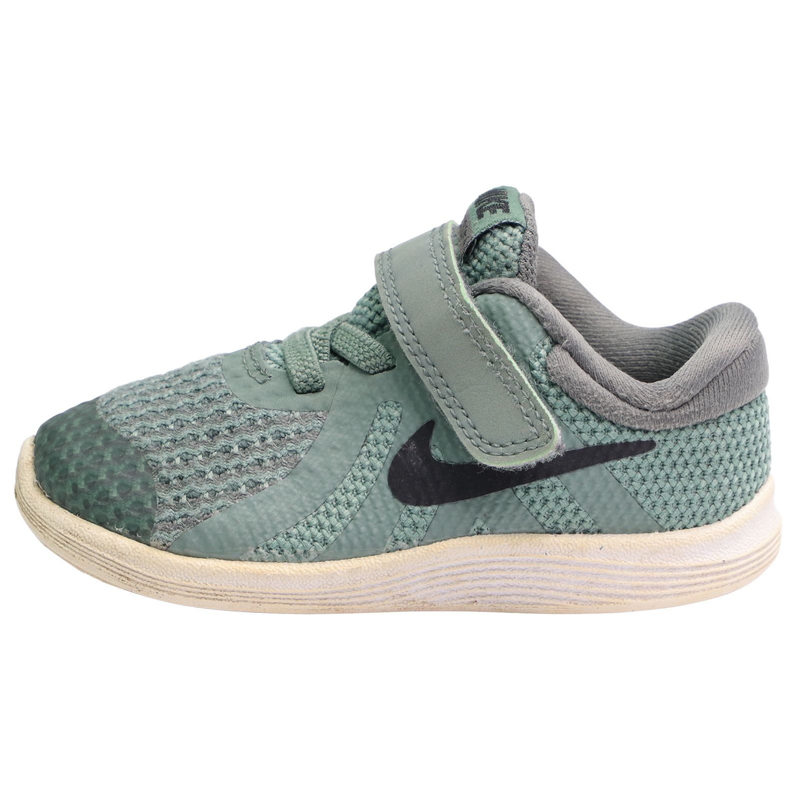 boys green nike trainers